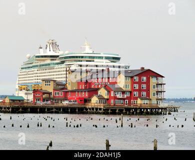 Astoria, Oregon, 9/16/2018, la nave da crociera Royal Caribbean's Explorer of the Seas attraccava lungo il lato del Cannery Pier Hotel & Spa Foto Stock