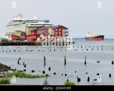 Astoria, Oregon, 9/16/2018, la nave da crociera Royal Caribbean's Explorer of the Seas attraccava lungo il lato del Cannery Pier Hotel & Spa Foto Stock