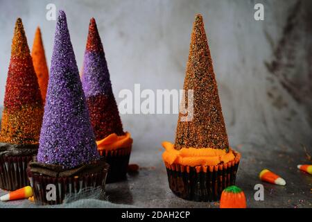 Halloween, cappello da strega Cupcakes, fuoco selettivo Foto Stock