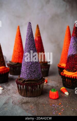 Halloween, cappello da strega Cupcakes, fuoco selettivo Foto Stock