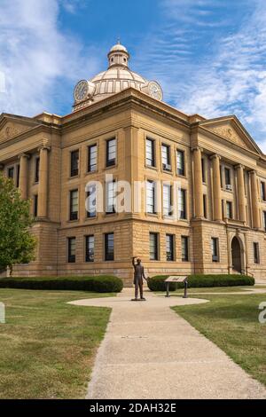 Il Logan County Courthouse con cielo blu e nuvole sullo sfondo. Lincoln, Illinois, Stati Uniti Foto Stock