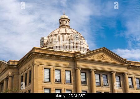 Il Logan County Courthouse con cielo blu e nuvole sullo sfondo. Lincoln, Illinois, Stati Uniti Foto Stock