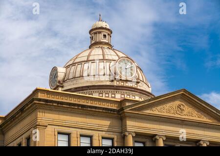 Il Logan County Courthouse con cielo blu e nuvole sullo sfondo. Lincoln, Illinois, Stati Uniti Foto Stock