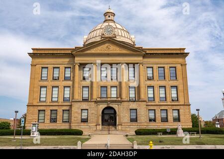 Il Logan County Courthouse con cielo blu e nuvole sullo sfondo. Lincoln, Illinois, Stati Uniti Foto Stock