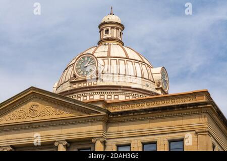 Il Logan County Courthouse con cielo blu e nuvole sullo sfondo. Lincoln, Illinois, Stati Uniti Foto Stock