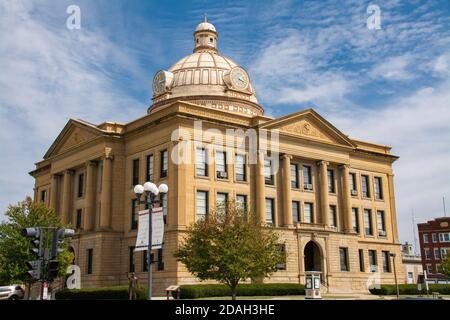 Il Logan County Courthouse con cielo blu e nuvole sullo sfondo. Lincoln, Illinois, Stati Uniti Foto Stock