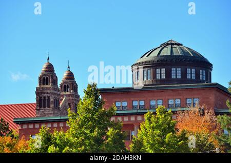 Marquette, Michigan, Stati Uniti. Due edifici famosi e storici appaiono nella stessa scena nel centro di Marquette, Michigan. Foto Stock