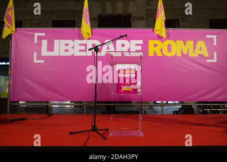 Roma, Italia. 12 Nov 2020. Incontro in piazza San Silvestro a Roma organizzato dai volontari del movimento "Liberare Roma" (Foto di Matteo Nardone/Pacific Press) Credit: Pacific Press Media Production Corp./Alamy Live News Foto Stock