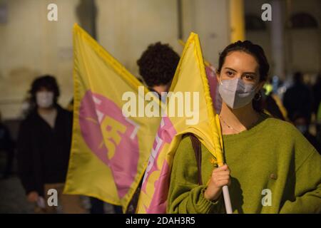 Roma, Italia. 12 Nov 2020. Incontro in piazza San Silvestro a Roma organizzato dai volontari del movimento "Liberare Roma" (Foto di Matteo Nardone/Pacific Press) Credit: Pacific Press Media Production Corp./Alamy Live News Foto Stock