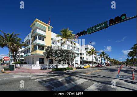 Miami Beach, Florida - 22 Marzo 2020 - Ocean Drive appare vuoto in quanto hotel, ristoranti e spiaggia ordinati chiusi a causa di pandemia di coronavirus. Foto Stock