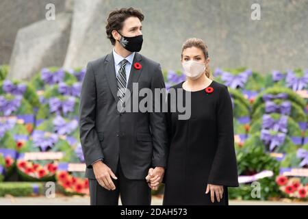 Il primo Ministro Justin Trudeau e sua moglie Sophie lasciano a Ottawa la cerimonia del giorno della memoria. Al pubblico è stato impedito di partecipare a causa di COVID-19. Foto Stock