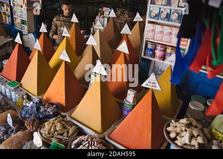 La vendita di spezie al mercato locale, Essaouira, Marocco Foto Stock