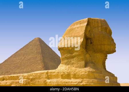 Grande Sfinge di Giza e Grande Piramide di Giza, sito patrimonio dell'umanità dell'UNESCO, Giza, Governatorato del Cairo, Egitto Foto Stock