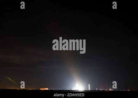 Kennedy Space Center, Florida, Stati Uniti. 12 novembre 2020. Un razzo SpaceX Falcon 9 con la navicella spaziale Crew Dragon dell'azienda a bordo è visto, in questa esposizione di 30 secondi, illuminato dai riflettori sulla rampa di lancio al complesso di lancio 39A mentre i preparativi per la missione Crew-1, il 12 novembre 2020, al Kennedy Space Center della NASA in Florida. La missione SpaceX Crew-1 della NASA è la prima missione a rotazione dell'equipaggio della SpaceX Crew Dragon e del Falcon 9 alla Stazione spaziale Internazionale come parte del Commercial Crew Program dell'agenzia. Credit: UPI/Alamy Live News Foto Stock