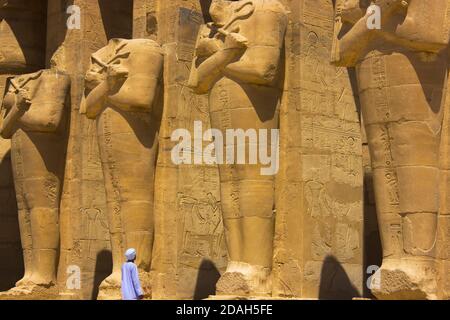 Uomo arabo nel Ramesseum, il tempio commemorativo del faraone Ramesses II, patrimonio dell'umanità dell'UNESCO, Luxor, Egitto Foto Stock