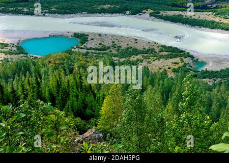 Un'immagine orizzontale di un piccolo bollitore blu formato in La valle del fiume Salmon vicino a Stewart British Columbia fusione dei blocchi di ghiaccio del ghiacciaio che sono Foto Stock