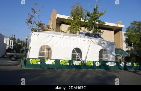 Glendale, California, USA 12 novembre 2020 UNA vista generale dell'atmosfera di tenda da pranzo all'aperto con barriera protettiva il 12 novembre 2020 a Glendale, California, USA. Foto di Barry King/Alamy Stock foto Foto Stock