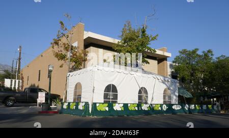 Glendale, California, USA 12 novembre 2020 UNA vista generale dell'atmosfera di tenda da pranzo all'aperto con barriera protettiva il 12 novembre 2020 a Glendale, California, USA. Foto di Barry King/Alamy Stock foto Foto Stock