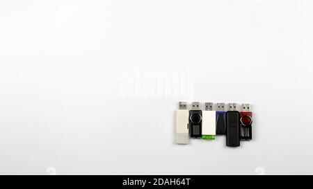 Una serie di unità flash USB con sfondo bianco Foto Stock