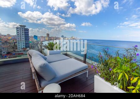 EL Malecon (Avenida de Maceo), una vasta spianata del punto di riferimento che si estende per 8 km lungo la costa in Havana passato delle città principali attrazioni turistiche Foto Stock