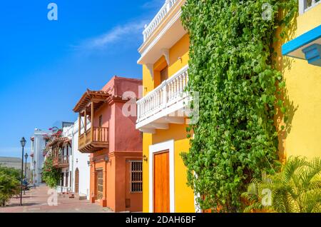 La Colombia, Scenic colorate strade di Cartagena nel Getsemani storico quartiere vicino città murata (Ciudad Amurallada) Foto Stock