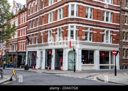 Londra, Regno Unito. 12 Nov 2020. Un uomo pende su una corda nel Covent Garden di Londra mentre pulisce le finestre del primo piano sopra la faccia Nord. Credit: SOPA Images Limited/Alamy Live News Foto Stock