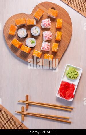 set di rotoli disposti a forma di cuore. San Valentino. Vista dall'alto Foto Stock