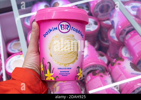 Tyumen, Russia-07 novembre 2020: Baskin Robbins Brand gelato in secchi. Baskin Robbins è una catena globale di gelaterie. Foto Stock