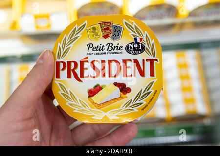 Tyumen, Russia-07 novembre 2020: Presidente formaggio crema medio grasso petit brie Foto Stock
