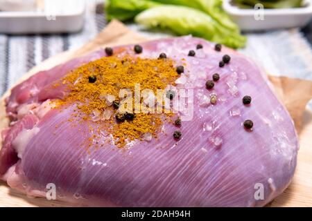 filetto di coscia di tacchino fresco con ingredienti per cucinare spezie al curry, pepe nero, sale marino Foto Stock
