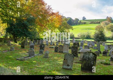 St Eadburgha's Churchyard in autunno. Broadway, Cotswolds, Worcestershire, Inghilterra Foto Stock