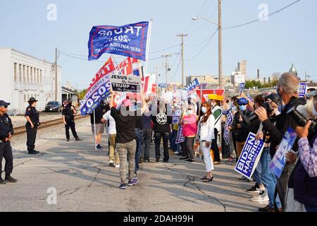 I sostenitori del Presidente Trump e del Vice presidente mike Pence e i sostenitori di joe biden e kamala harris si sono radunati fuori dalla fonderia di alluminio. Foto Stock