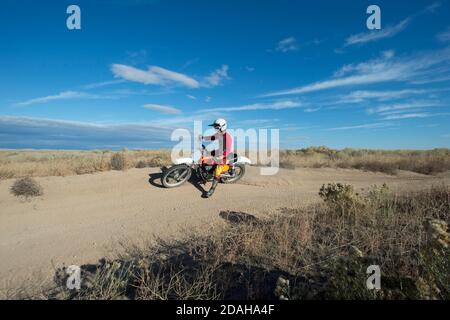 Ciclista alla guida di una bici da terra Bultaco d'epoca Foto Stock