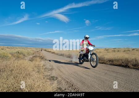 Ciclista alla guida di una bici da terra Bultaco d'epoca Foto Stock