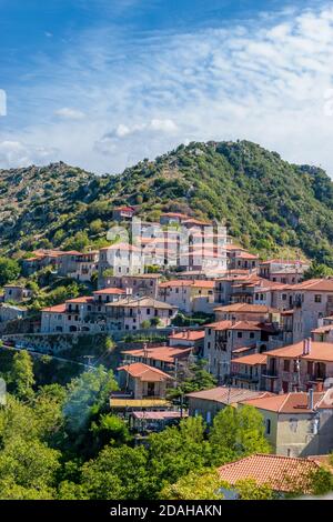 Architettura tradizionale nel villaggio montano di Dimitsana ad Arcadia, Grecia Foto Stock