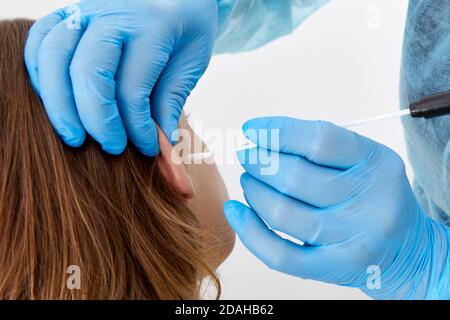 Controllo dell'orecchio con batuffolo di cotone in laboratorio medico Foto Stock