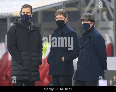 11 novembre 2020, Sassonia, Lipsia: Calcio: Partite internazionali, Germania - Repubblica Ceca, nella Red Bull Arena. Oliver Bierhoff (l-r), direttore delle squadre nazionali e accademia, assistente allenatore Marcus Sorg e allenatore nazionale Joachim Löw sono a margine prima del gioco. Foto: Robert Michael/dpa-Zentralbild/dpa - NOTA IMPORTANTE: In conformità con le norme del DFL Deutsche Fußball Liga e del DFB Deutscher Fußball-Bund, è vietato sfruttare o aver sfruttato nello stadio e/o nel gioco le fotografie scattate sotto forma di sequenze di immagini e/o foto video di seri Foto Stock