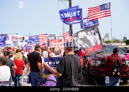 I sostenitori del Presidente Trump e del Vice presidente mike Pence e i sostenitori di joe biden e kamala harris si sono radunati fuori dalla fonderia di alluminio. Foto Stock