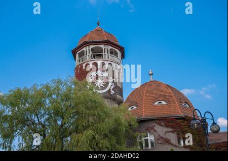 Acqua vecchia torre di Svetlogorsk, regione di Kaliningrad, Russia contro un cielo blu Foto Stock