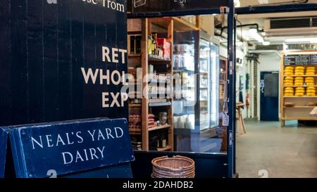 LONDRA, Regno Unito - 24 GENNAIO 2020: Vista esterna di Neal's Yard Dairy, un caseificio artigianale e negozio di formaggi a Borough Market con insegna Foto Stock