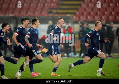 Belgrado, Serbia. 12 Nov 2020. I giocatori scozzesi festeggiano la vittoria dopo la partita di calcio in qualifica UEFA EURO2020 tra Serbia e Scozia allo stadio Rajko Mitic di Belgrado, Serbia, 12 novembre 2020. Credit: Predrag Milosavljevic/Xinhua/Alamy Live News Foto Stock