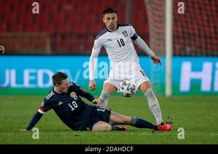 Belgrado, Serbia. 12 Nov 2020. Il Dusan Tadic (R) della Serbia vies con Callum McGregor della Scozia durante la partita di calcio di qualificazione UEFA EURO2020 tra Serbia e Scozia allo stadio Rajko Mitic di Belgrado, Serbia, 12 novembre 2020. Credit: Predrag Milosavljevic/Xinhua/Alamy Live News Foto Stock