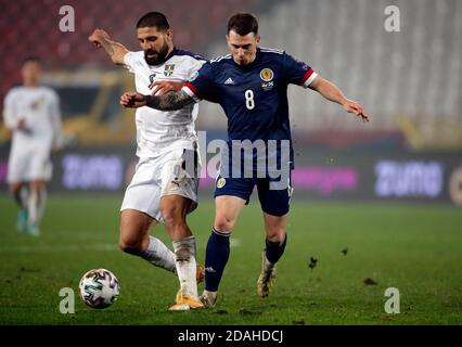 Belgrado, Serbia. 12 Nov 2020. Aleksandar Mitrovic (L) in Serbia vies con Ryan Jack in Scozia durante la partita di calcio di qualificazione UEFA EURO2020 tra Serbia e Scozia allo stadio Rajko Mitic di Belgrado, Serbia, 12 novembre 2020. Credit: Predrag Milosavljevic/Xinhua/Alamy Live News Foto Stock