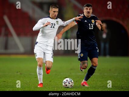 Belgrado, Serbia. 12 Nov 2020. Il serbo Darko Lazovic (L) viena con Callum Paterson della Scozia durante la partita di calcio di qualificazione UEFA EURO2020 tra Serbia e Scozia allo stadio Rajko Mitic di Belgrado, Serbia, 12 novembre 2020. Credit: Predrag Milosavljevic/Xinhua/Alamy Live News Foto Stock