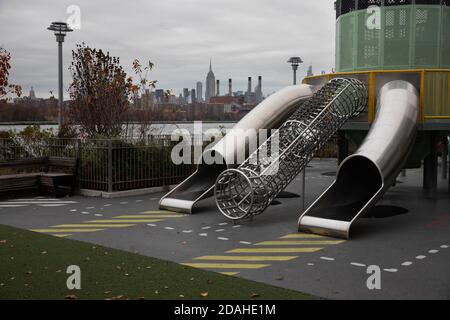 New York, Stati Uniti. 12 Nov 2020. Il parco giochi è vuoto nel Domino Park nel quartiere Brooklyn di New York, Stati Uniti, 12 novembre 2020. Gli Stati Uniti hanno segnalato 143,408 nuovi casi COVID-19 Mercoledì, un aumento quotidiano record dall'inizio della pandemia nel paese, gli Stati Uniti Centers for Disease Control and Prevention (CDC) ha detto Giovedi. Credit: Michael Nagle/Xinhua/Alamy Live News Foto Stock