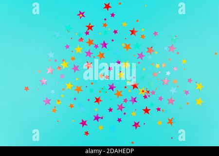 sfondo multicolore di stelle colorate confetti su sfondo blu Foto Stock