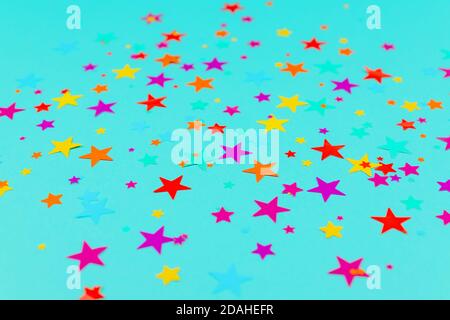 sfondo multicolore di stelle colorate confetti su sfondo blu Foto Stock