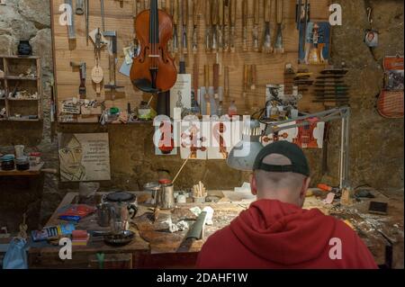 Il liutaio napoletano Alessandro Zanesco lavora nel suo atelier Foto Stock