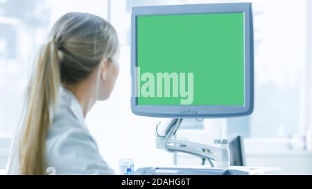 In ospedale, l'ostetrista utilizza il trasduttore per la scansione ecografica dello screening ecografico ventaglio della donna incinta. Sullo schermo del computer viene visualizzato Graan Foto Stock