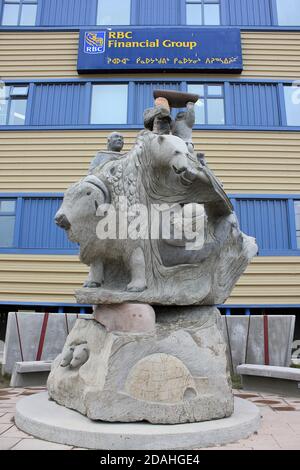 Scultura in pietra che mostra Inuit e animali artici, Iqaluit, Isola Baffin Foto Stock